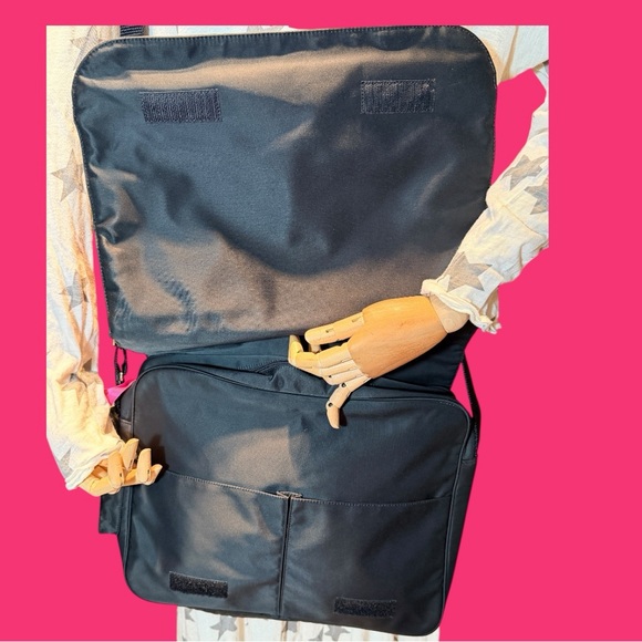 ABFAB "MY FLAT IN LONDON" BLACK QUILTED NYLON MESSENGER BAG (VGUC) - Picture 6 of 15